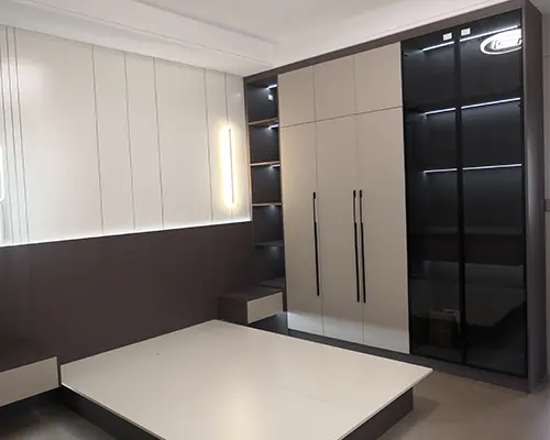 So reinigen Sie einen Holzschrank